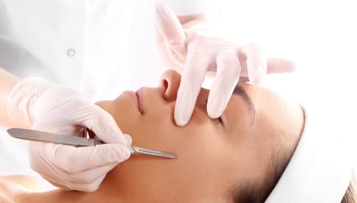 woman getting dermaplaned)